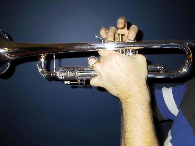 Archivo:Correct-hand-position-trumpet-valved-brass-3.jpg