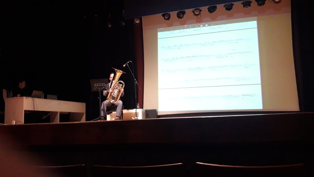 Jack tocando una de las piezas en el concierto comentado del laboratorio de performances.
